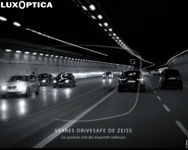 La conduite est une activité qui nécessite une perception visuelle claire et précise. C’est là que les verres de conduite ZEISS DriveSafe [2] entrent en jeu. Spécialement conçus pour les usagers de la route, ils offrent une vision optimale pour une conduite sûre et confortable.