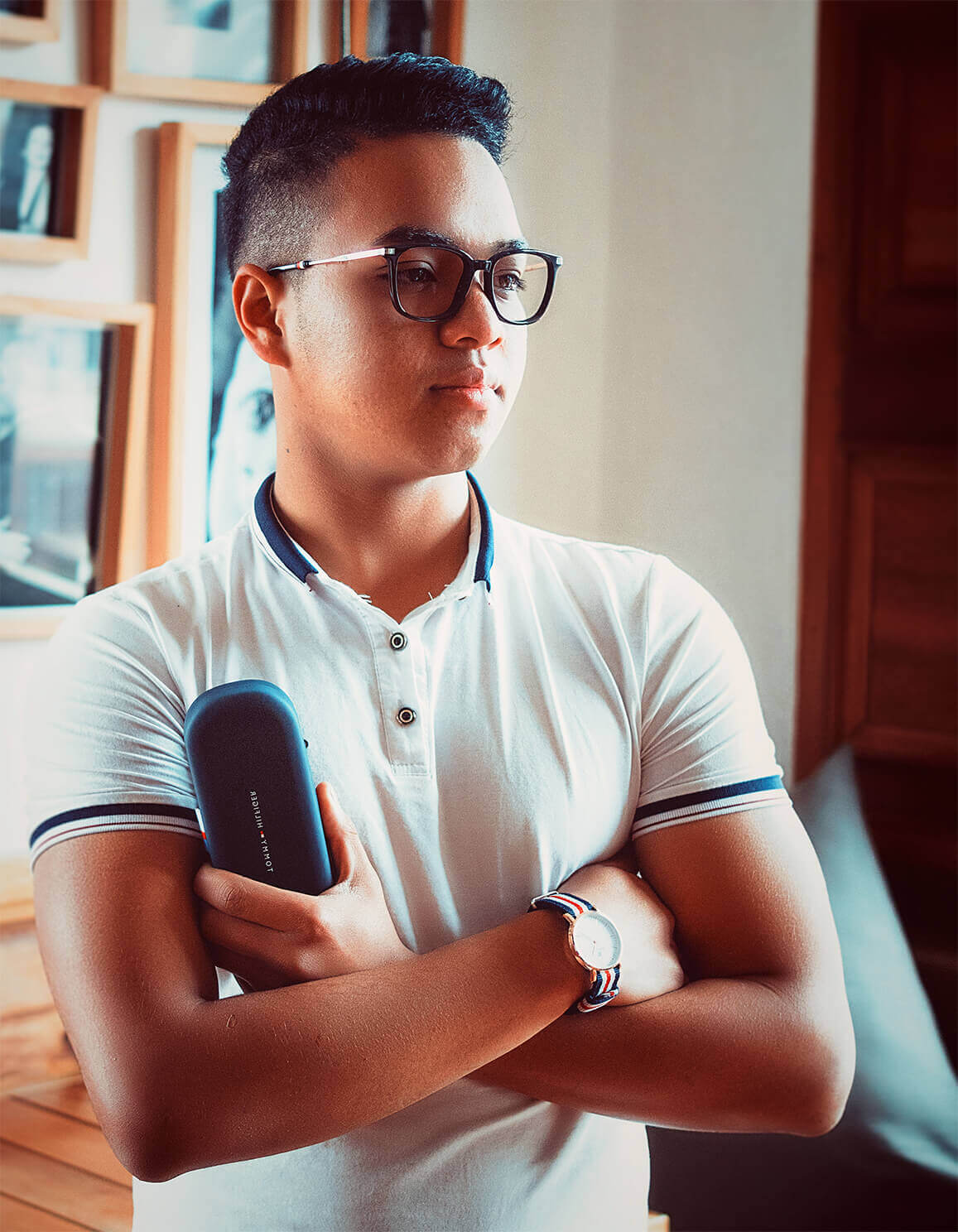 jeune homme avec lunettes