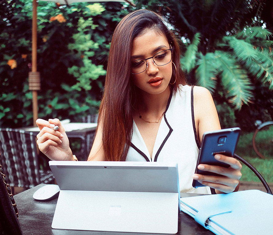 fille au lunette avec tablette et smartphone