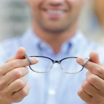 Découvrez toutes les facettes d'un opticien lunetier, de l'auxiliaire de santé au commercial, en passant par le visagiste et le manager
