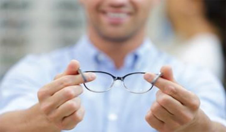 Découvrez toutes les facettes d'un opticien lunetier, de l'auxiliaire de santé au commercial, en passant par le visagiste et le manager
