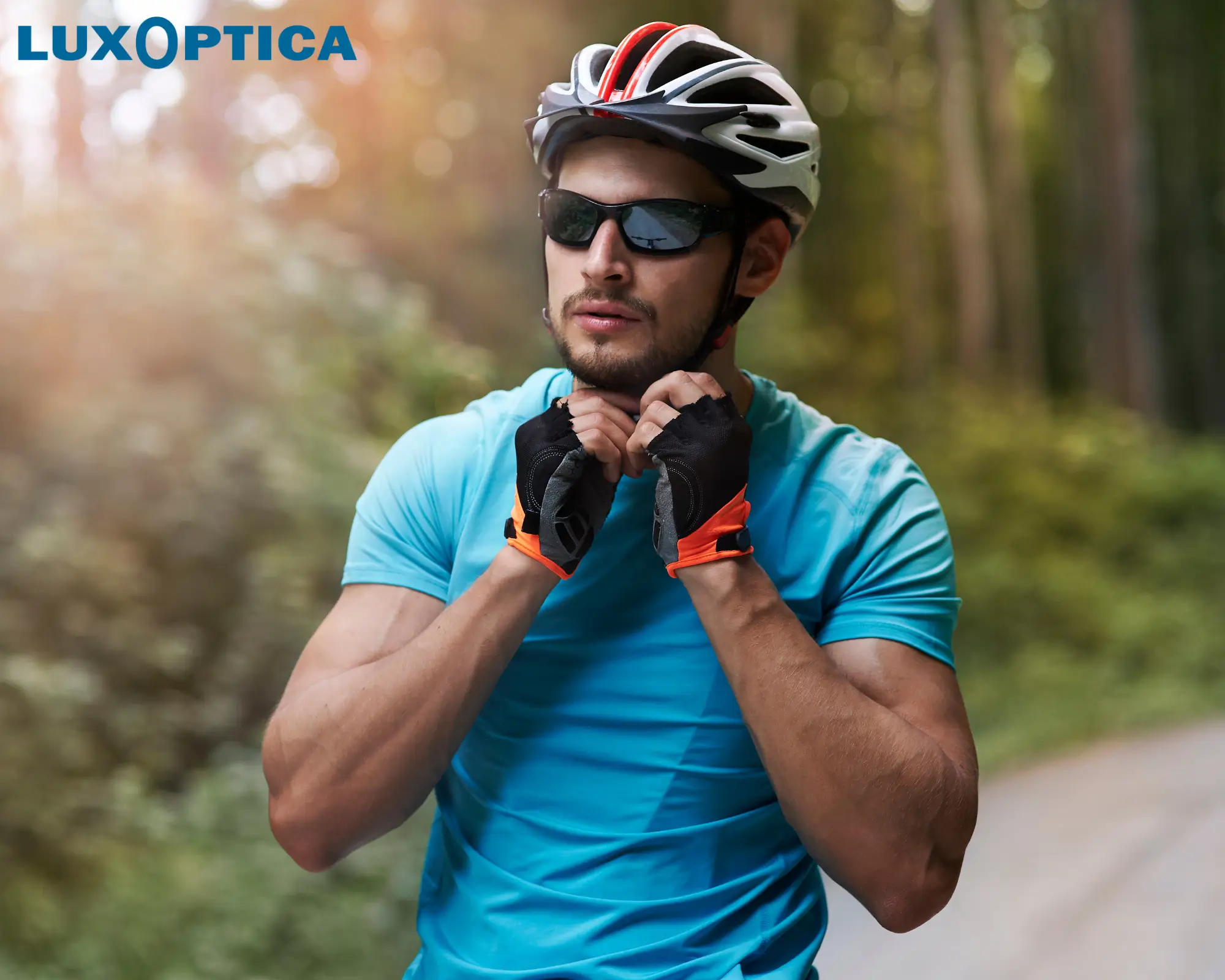 Un cycliste avec des lunettes