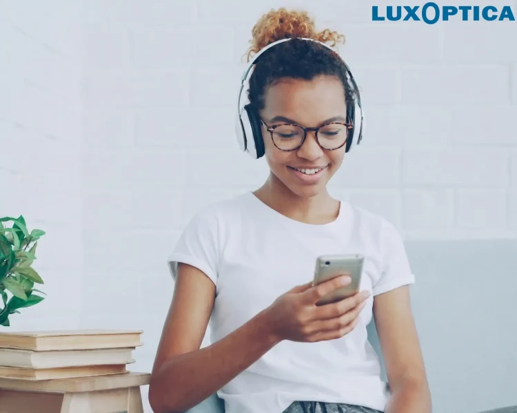 Une jeune fille portant des lunettes anti reflet sans correction pour se protéger de la lumière bleue des écrans