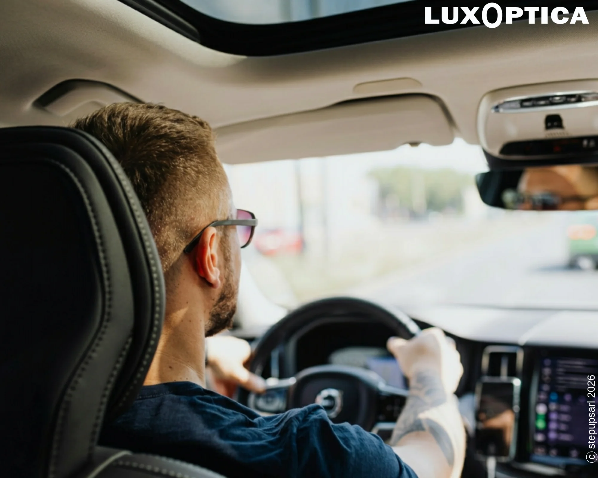Homme au volant évitant la fatigue et les yeux secs en hiver grâce à des lunettes de soleil.
