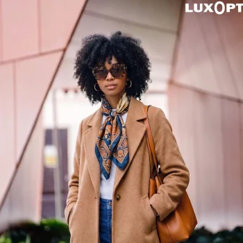 Femme portant des lunettes de soleil pour éviter les yeux secs en hiver.